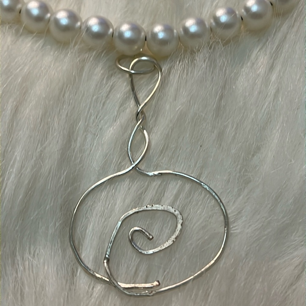 Music Note Hammered Oddity Silver Pendant Faux Pearls Stretchy Necklace